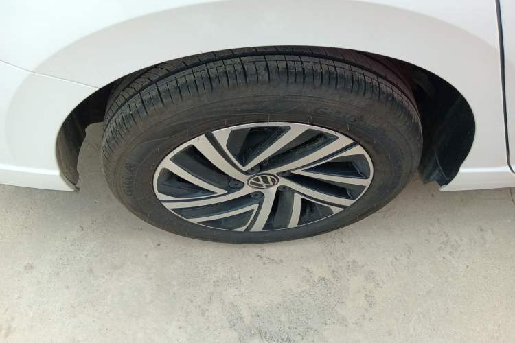 Used Volkswagen Lavida 2026 1.5L Automatic Starry Five-Million Edition Right Rear Wheel Hub