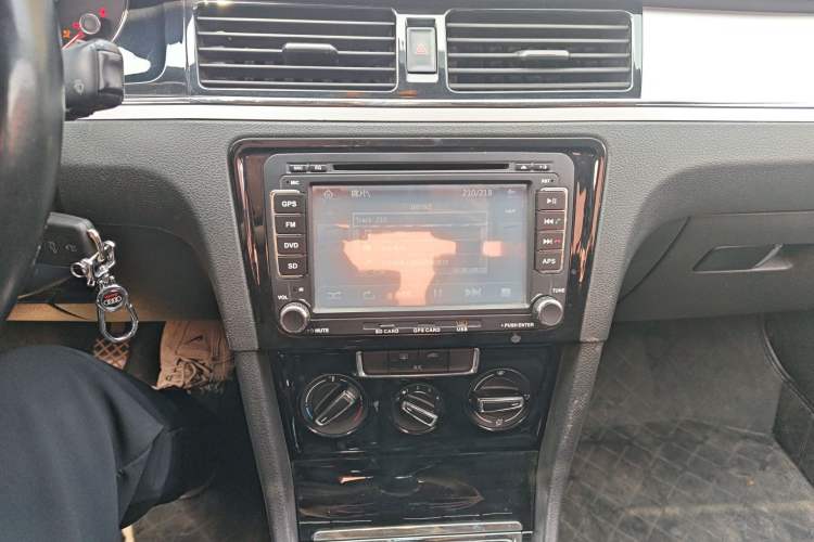 Used Volkswagen Bora 2013 1.6L Manual Comfort Model Audio And AC Panel