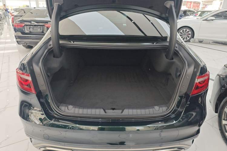 Used Jaguar XFL 2024 2.0T P250 Two-Wheel Drive Prestige Luxury Edition Trunk