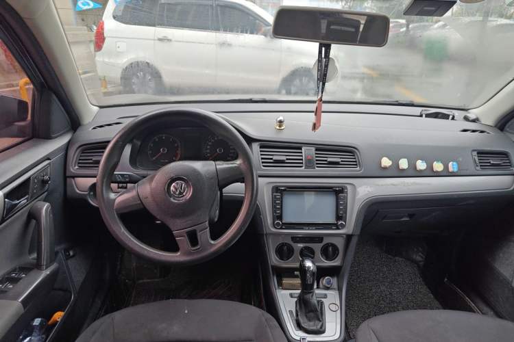 Used Volkswagen Lavida 2013 Revised Classic 1.6L Automatic Fashion Edition Center Console