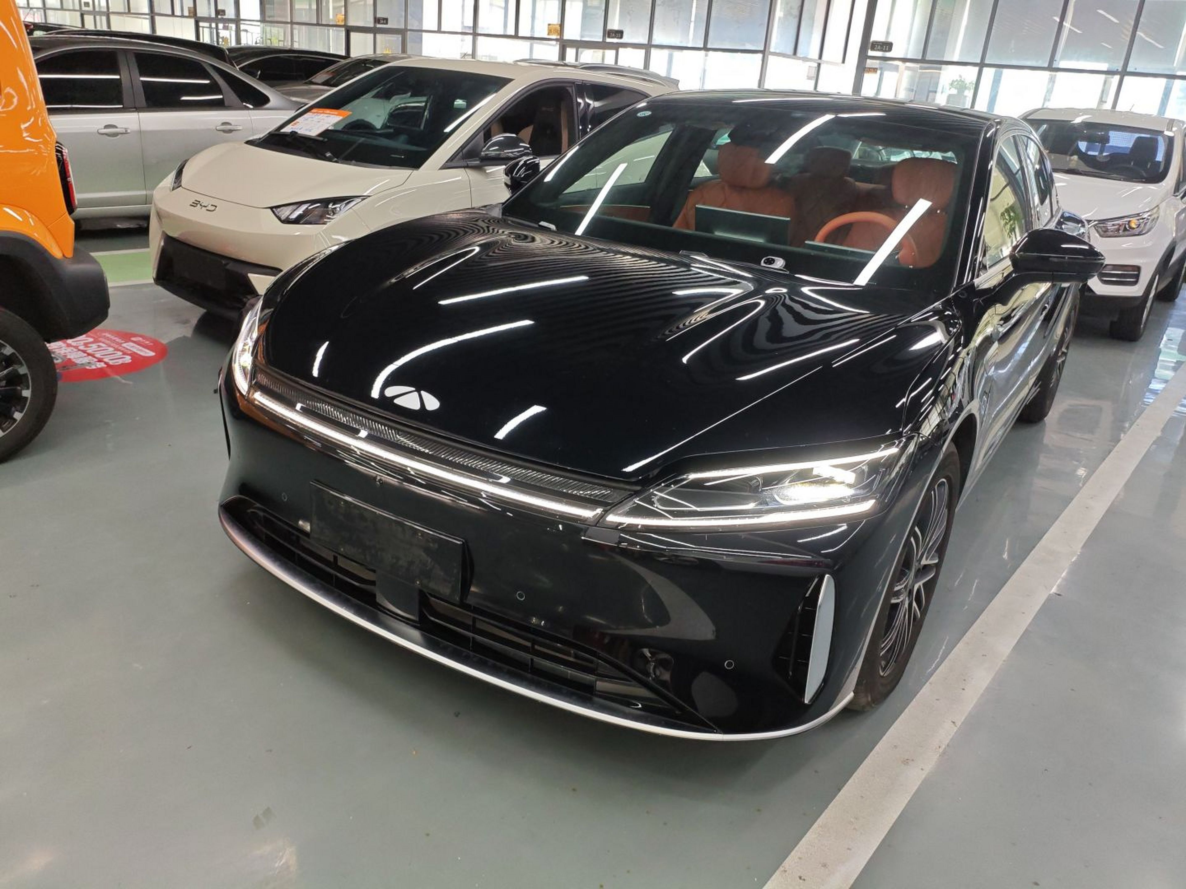 Под передней частью автомобиля