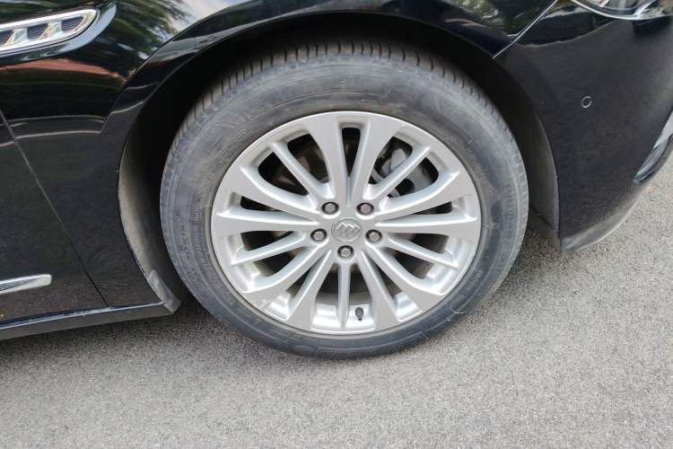 Used Buick LaCrosse 2016 28T Premium Edition Right Front Wheel Hub