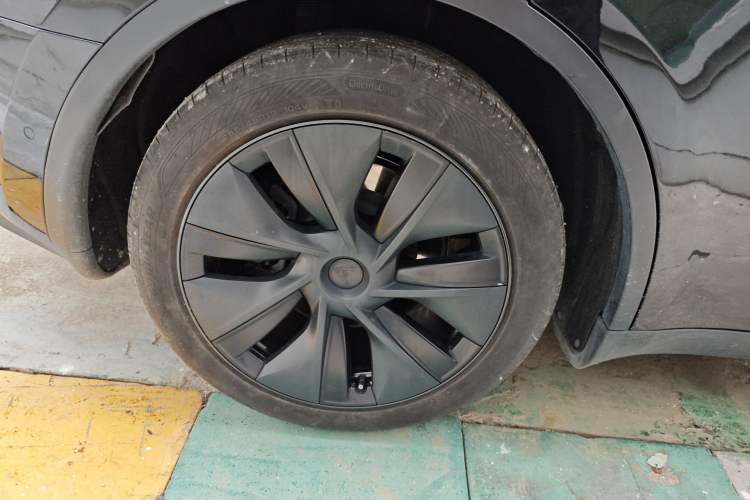 Used Tesla Model Y 2023 Rear-Wheel-Drive Version Right Rear Wheel Hub