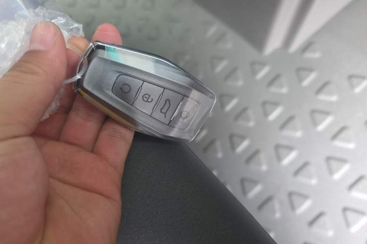 Used Farizon Super VAN 2025 Yucheng Action-Pak, Mid-Axle High-Roof 68kWh ZhiXin, 7-seater Vehicle Key