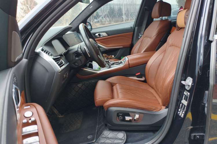 Used BMW X7 2022 xDrive40i Luxury M Sport Package Left Front Seat