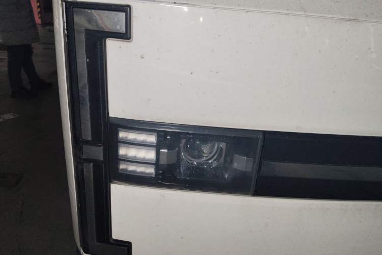 Used SRM New Energy E3L 2024 Standard 6-Seater Bus Exterior 6