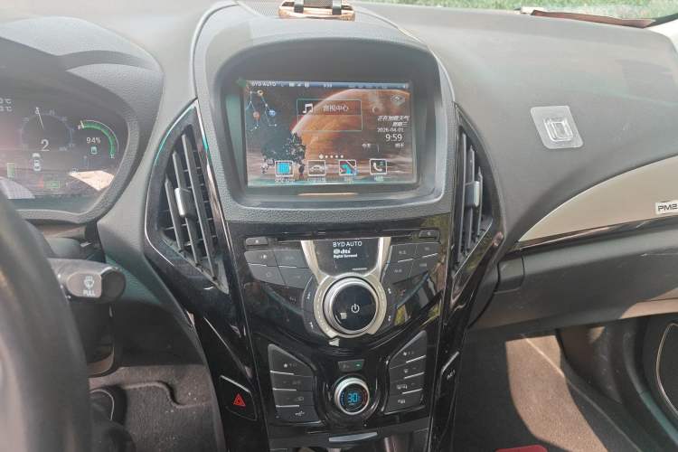 Used BYD Qin New Energy 2015 1.5T Dual-Crown Flagship Plus Edition Audio And AC Panel