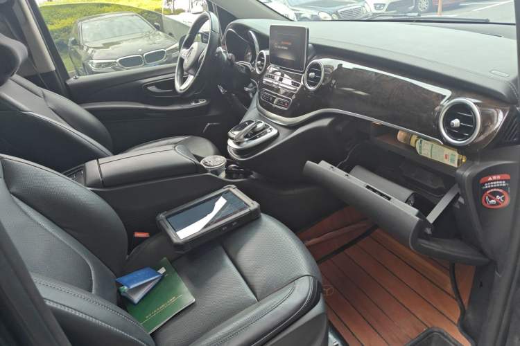 Used Mercedes-Benz V-Class 2018 V 260 Prestige Edition China VI Right Front Seat