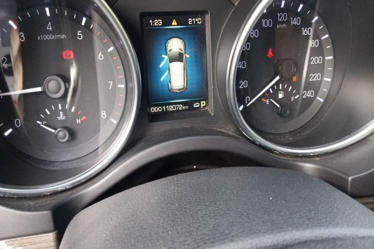 Used Haval H8 2015 2.0T Two-Wheel-Drive Luxury Version Odometer Close Up