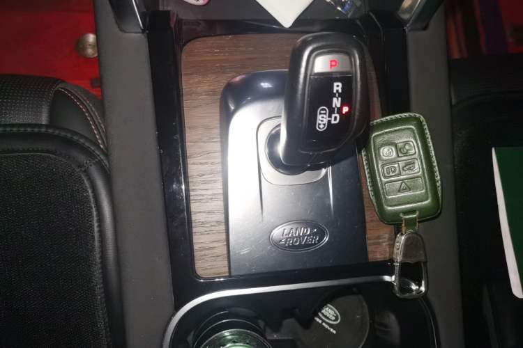 Used Land Rover Discovery Sport 2021 249 PS R-Dynamic S Performance Edition Gear Lever