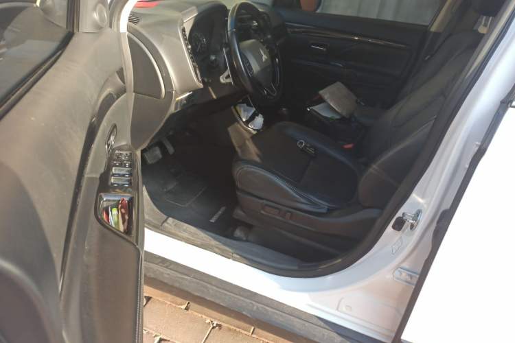 Used Mitsubishi Outlander 2016 2.4L 4x4 Elite Edition 5 Seats Driver Seat