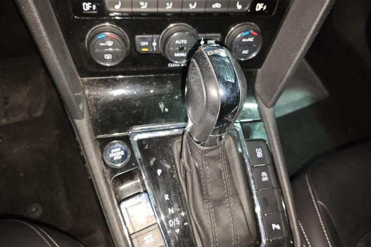 Used Volkswagen Lamando 2017 280TSI DSG Luxury Edition Gear Lever