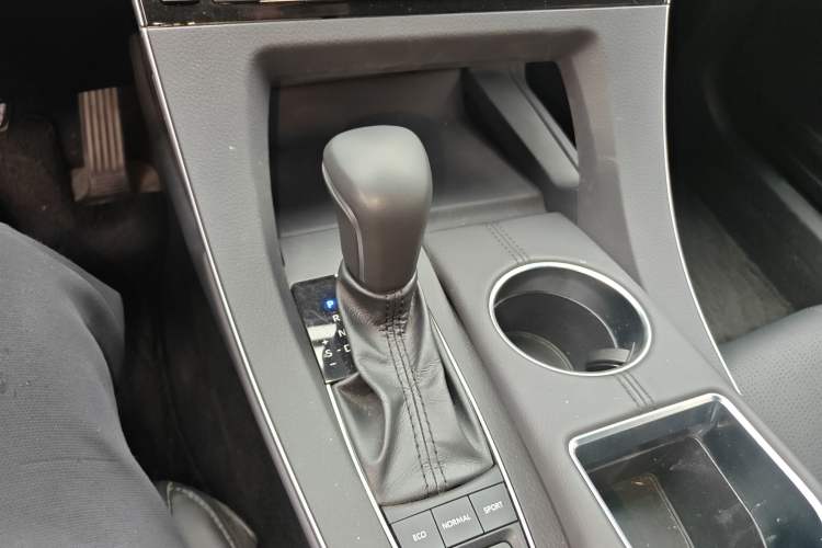 Used Toyota Avalon 2019 Dual-Engine 2.5L XLE Prestige Version China VI Standard