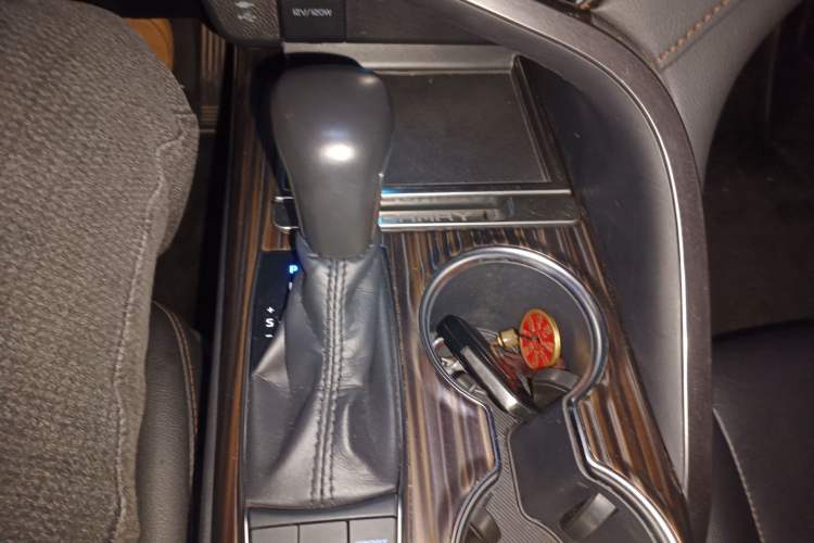 Used Toyota Camry 2018 2.5G Luxury Edition Gear Lever