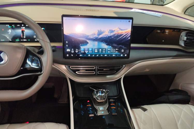 Used Denza D9 2022 DM-i 970 Four-Wheel Drive Flagship Model Audio And AC Panel