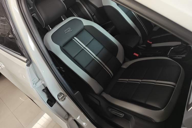 Used Volkswagen T-ROC 2025 Facelifted 300TSI DSG Two-Wheel-Drive Chen Guang Edition Right Front Seat