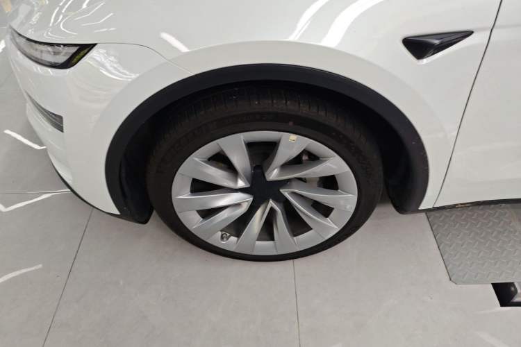 Used Tesla Model Y 2025 Rear-Wheel-Drive Version Exterior 4