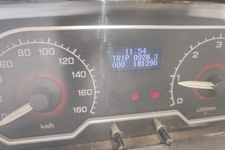 Used SAIC MAXUS Xintu V80 2016 2.5T Manual Aoyuntong National IV Short Wheelbase Mid-Roof 6-Seater Odometer Close Up