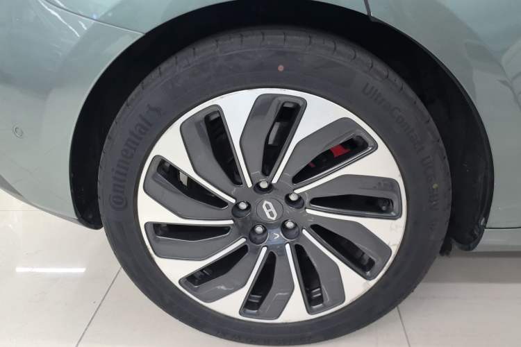 Used Hima AITO M5 2022 Extended-Range Four-Wheel Drive Ultimate Edition Right Rear Wheel Hub