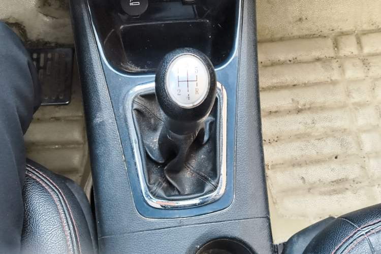 Used FORTHING Joyear X5 2013 1.6L Manual Luxury Model China IV Standard
