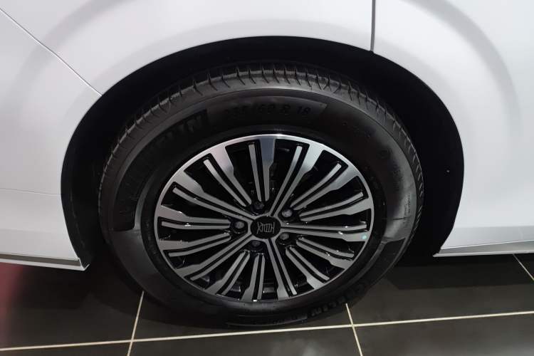 Used BYD Xia 2025 DM-i 1.5T 180km Excellence Model Right Rear Wheel Hub