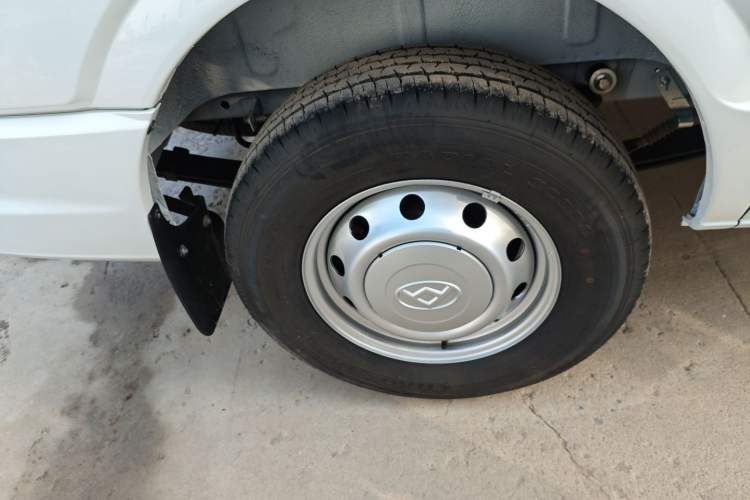 Used SAIC MAXUS Xintu V80 2025 Value Edition Aoyuntong 2.0T Manual Long Wheelbase Mid-Height Design 127 Ps 6/7/9-Seater