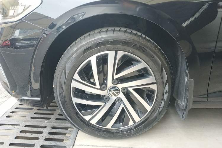 Used Volkswagen Lavida 2023 1.5L Automatic Starry Sky 5 Million Edition Left Front Wheel Hub