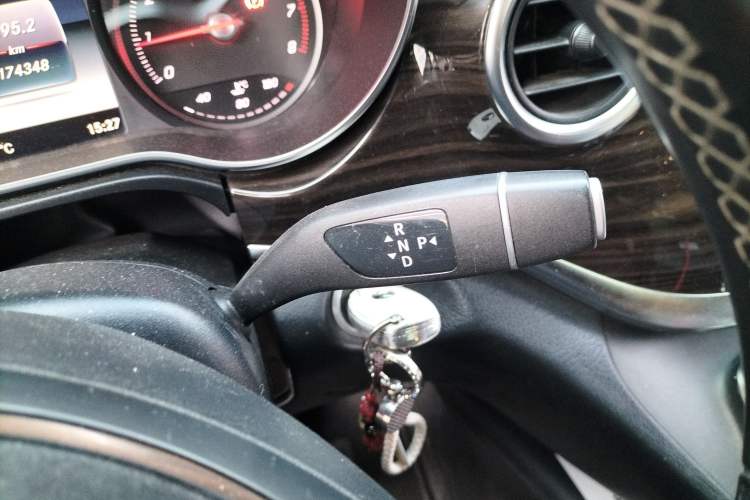 Used Mercedes-Benz V-Class 2017 V 260 Avantgarde Edition Gear Lever