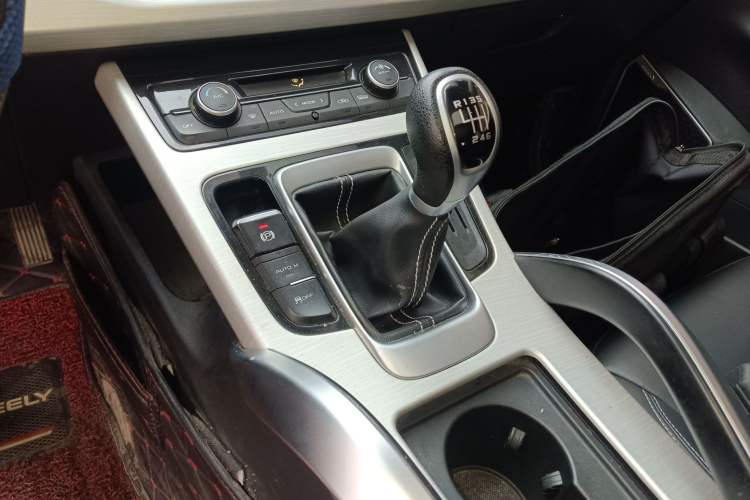 Used Geely Auto Emgrand X7 Sport 2018 2.0L Manual Two-Wheel Drive Zhiya Version
