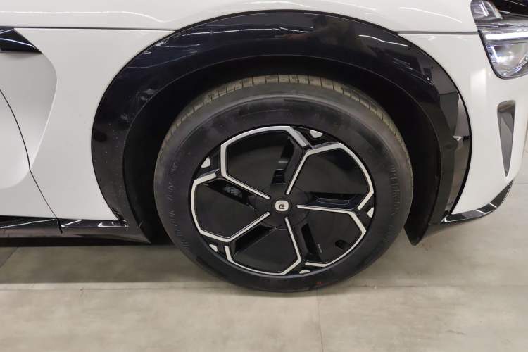 Used Xiaomi Auto YU7 2025 Ultra-Long Range All-Wheel Drive Pro Version Right Front Wheel Hub