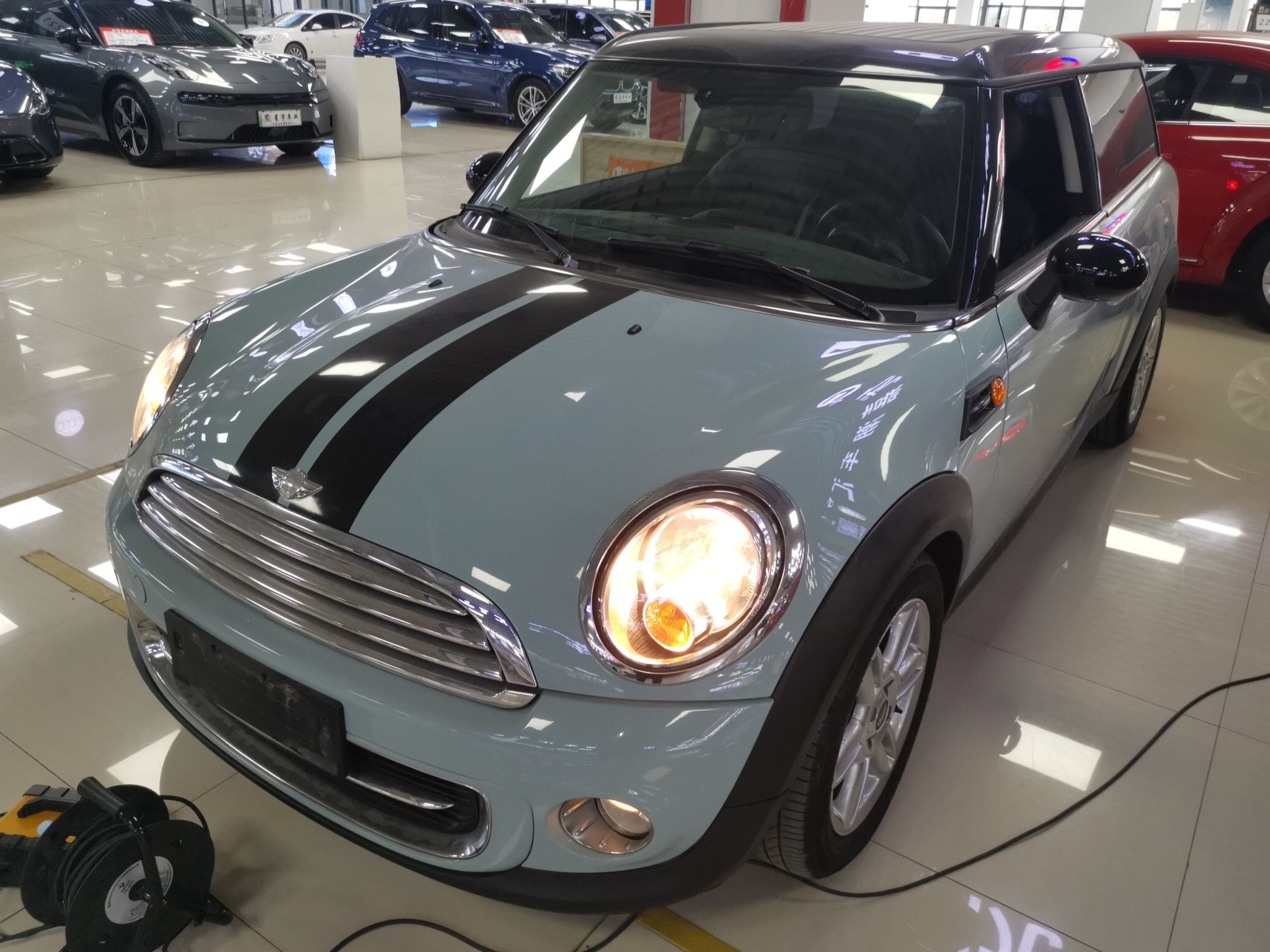 Под передней частью автомобиля