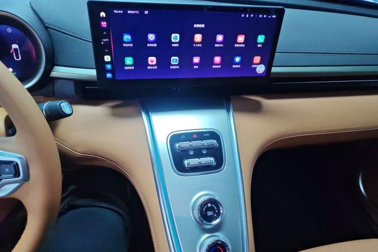 Used ORA Lightning Cat 2022 555 km Luxury Edition Audio And AC Panel