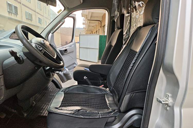 Used SAIC MAXUS Xintu V80 2018 2.5T 6-Speed Manual Aowentong Long-Wheelbase Mid-Roof 7/10-Seater