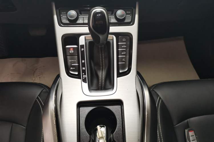 Used Geely Auto Emgrand X7 Sport 2016 1.8TD Automatic Smart Connectivity Version Gear Lever