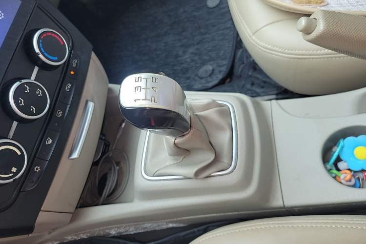 Used Soueast V3 Lingyue 2015 1.5L Manual Happiness Edition Gear Lever