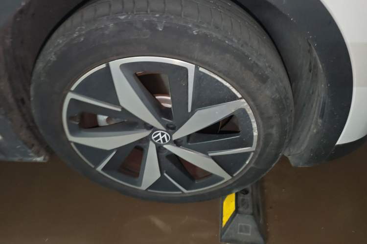 Used Volkswagen ID.4 CROZZ 2021 Long-Range PRO Two-Wheel Drive Version Right Front Wheel Hub