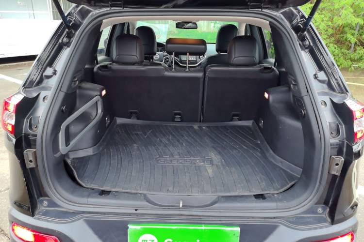 Used Jeep Cherokee 2016 2.0L Superior Edition Trunk