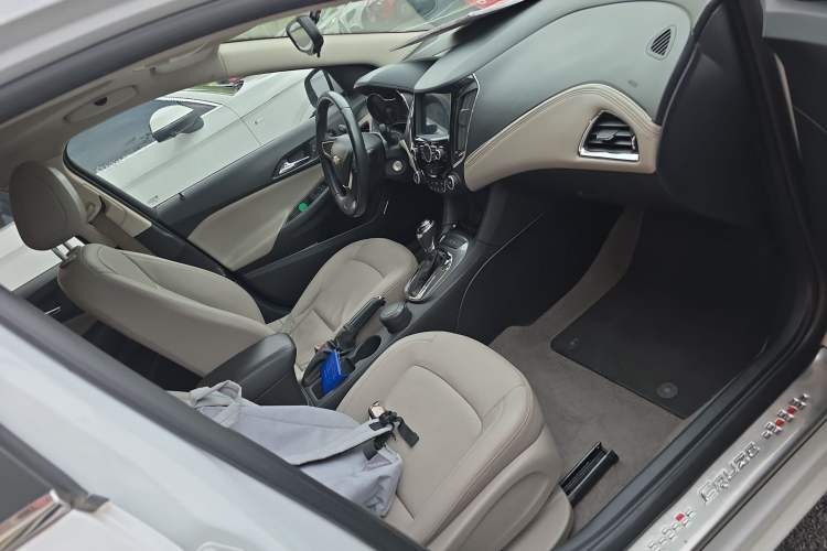 Used Chevrolet Cruze 2015 1.4T DCG Luxury Edition Right Front Seat