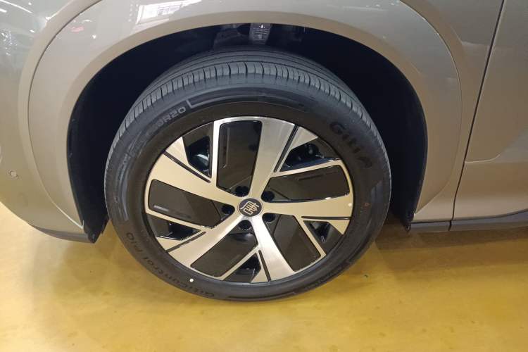 Used BYD Tang L 2025 EV 670KM LiDAR Flagship Version Left Front Wheel Hub