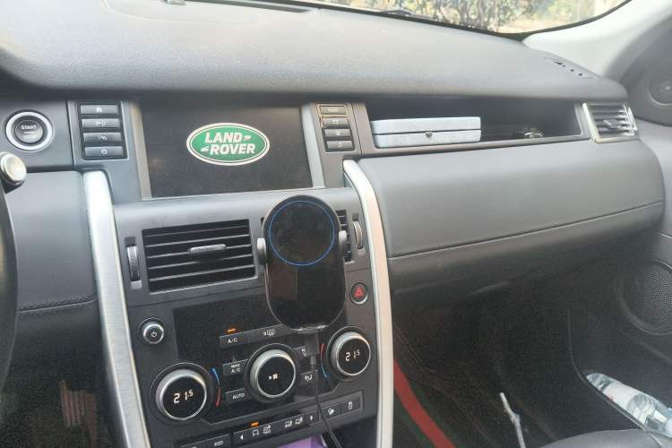 Used Land Rover Discovery Sport 2018 240 PS SE Version Audio And AC Panel