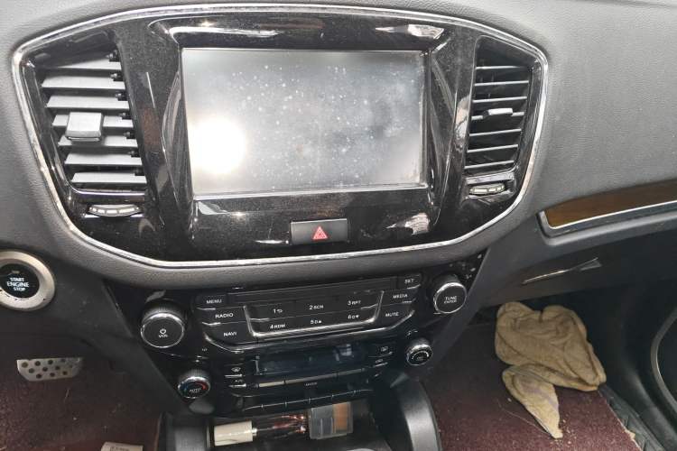 Used Geely Auto GX7 2015 Sports Edition 2.0L Automatic Luxury Upgrade Version China V Standard