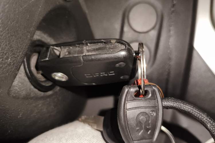 Used Dongfeng Yufeng 2018 2.5T Logistics Vehicle A100 Short Wheelbase Mid-Roof 5-9 Seater China V Standard ZD25 Vehicle Key