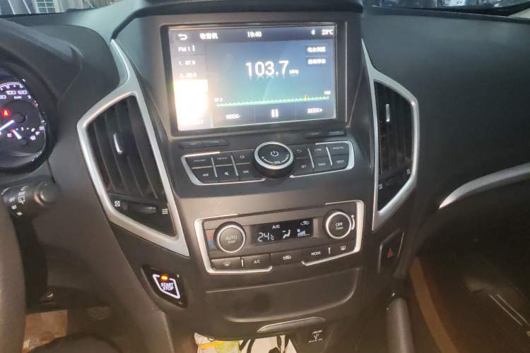 Used Dongfeng Aeolus AX7 2016 2.0L Manual Zhiyi Trim Audio And AC Panel