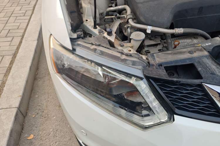 Used Nissan X-Trail 2014 2.5L CVT Luxury Edition 4WD Right Front Headlight