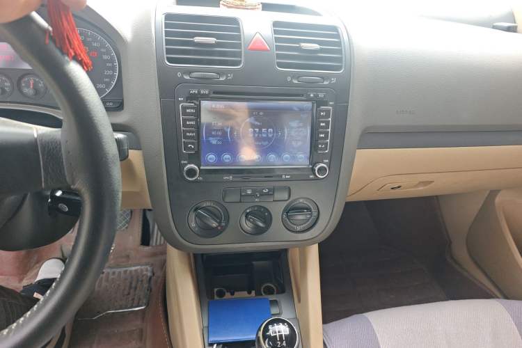 Used Volkswagen Sagitar 2006 1.6L Manual Fashion Model Audio And AC Panel