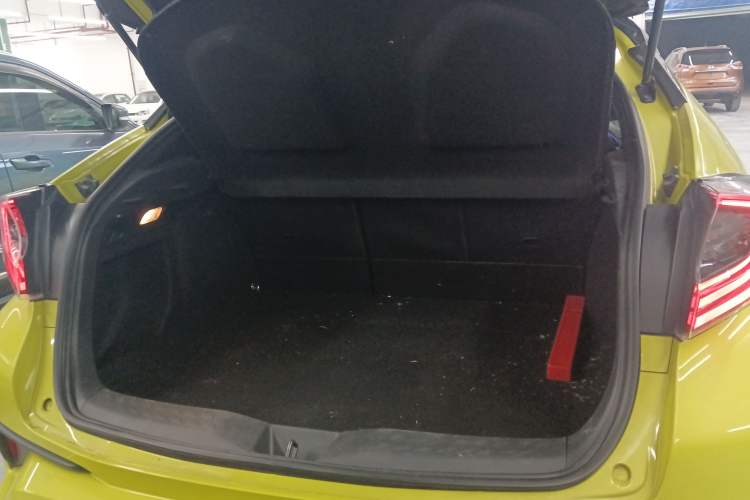 Used Toyota C-HR 2018 2.0L Luxury Sunroof Version China V Emission Standard Trunk