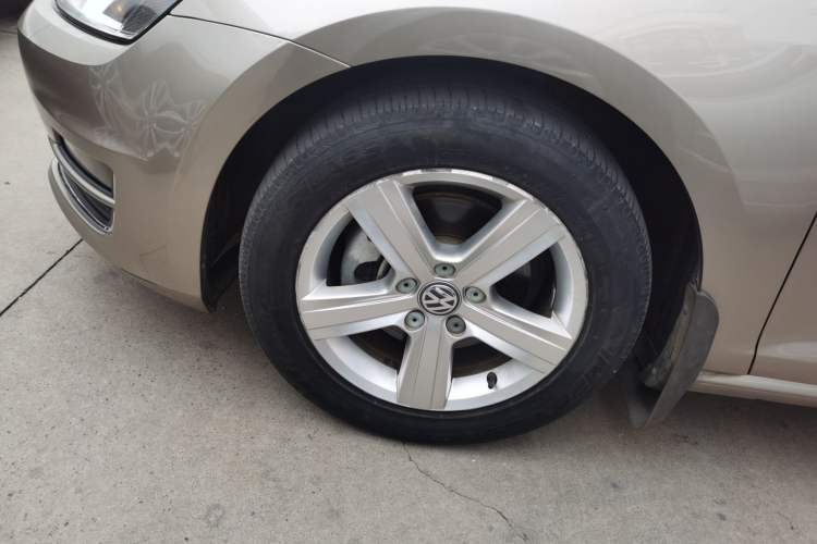 Used Volkswagen Golf 2014 1.4TSI Automatic Luxury Model Left Front Wheel Hub