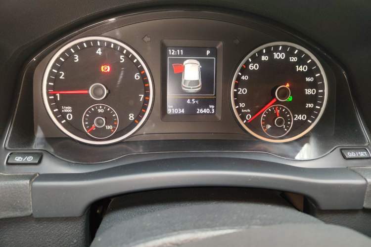 Used Volkswagen Tiguan 2015 2.0 TSI Automatic All-Wheel Drive Flagship Edition Odometer Close Up