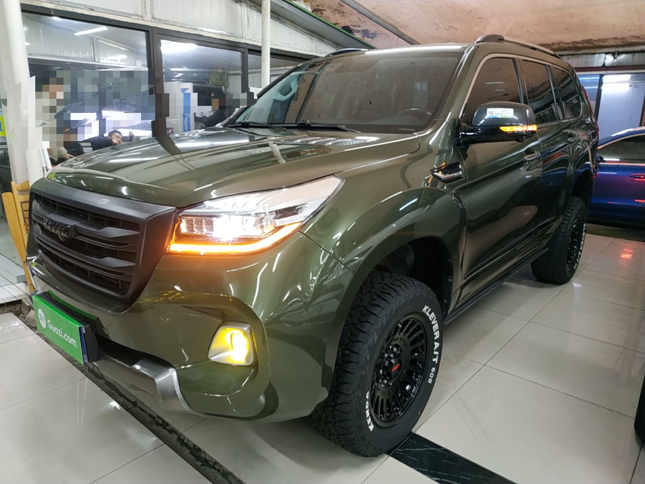 تحت مقدمة السيارة