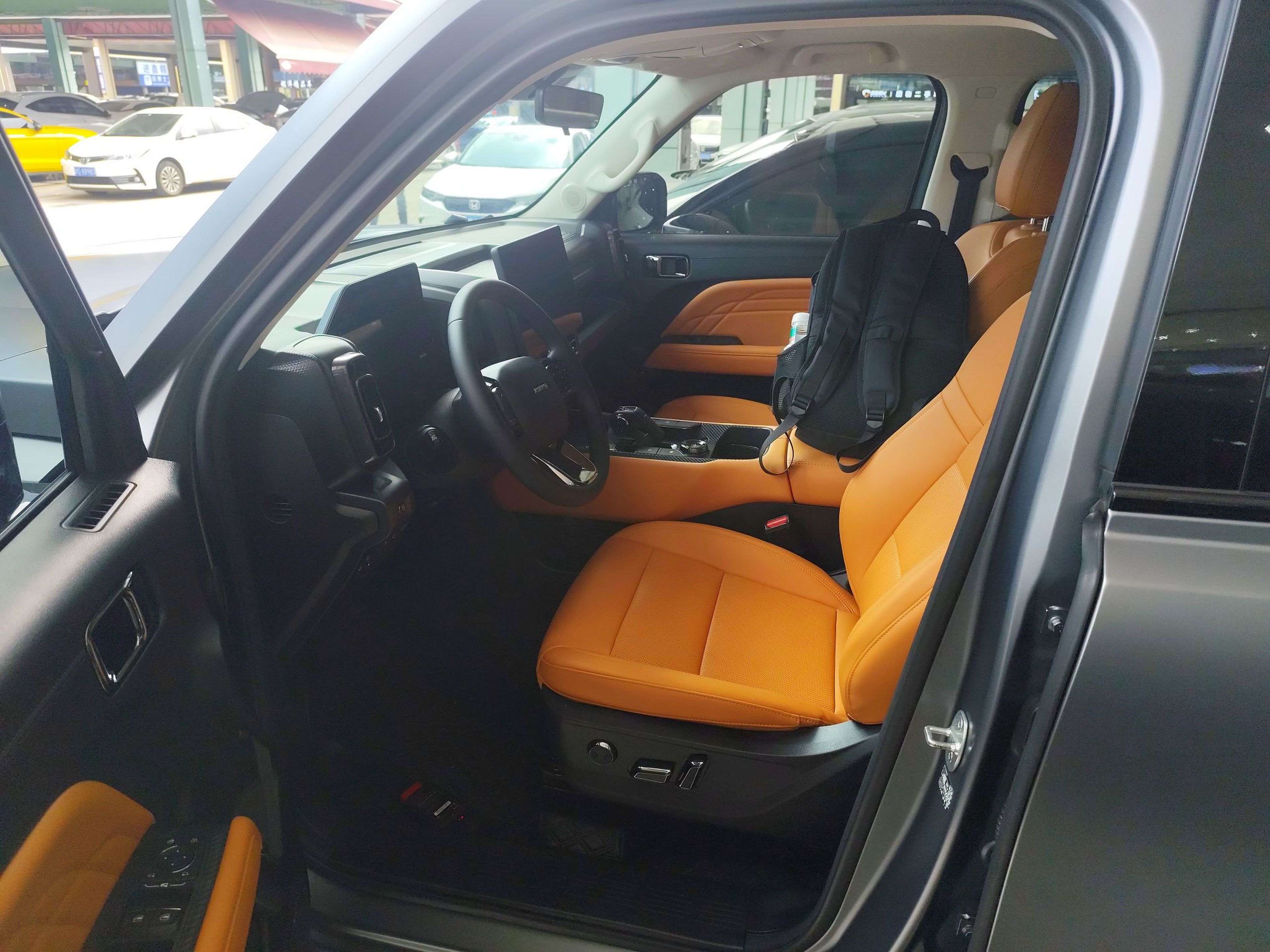 المقاعد الأمامية داخل السيارة